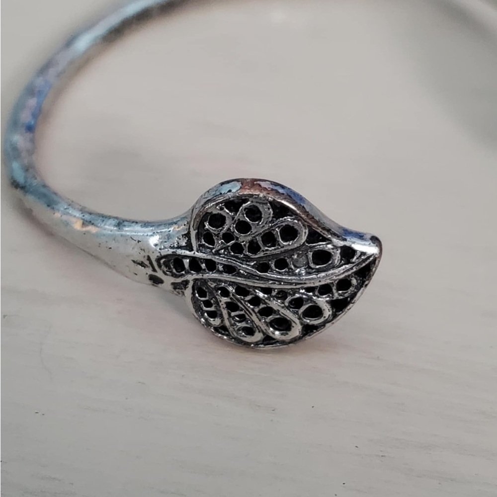 Lucky Brand Hammered Silver Tone Metal Scrolled Leaf Bangle! EUC - Picture 4 of 5